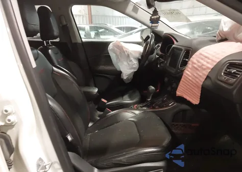 2020 Jeep Compass Trailhawk 4X4 z USA, uszkodzony, nr VIN 3C4NJDDB7LT177271